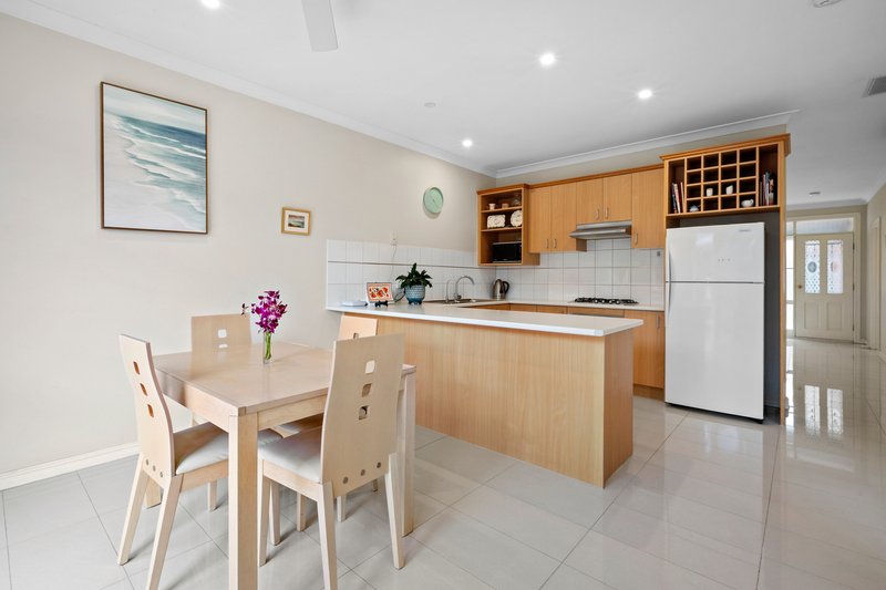 Photo - 10/2-4 Olive Grove, Parkdale VIC 3195 - Image 6