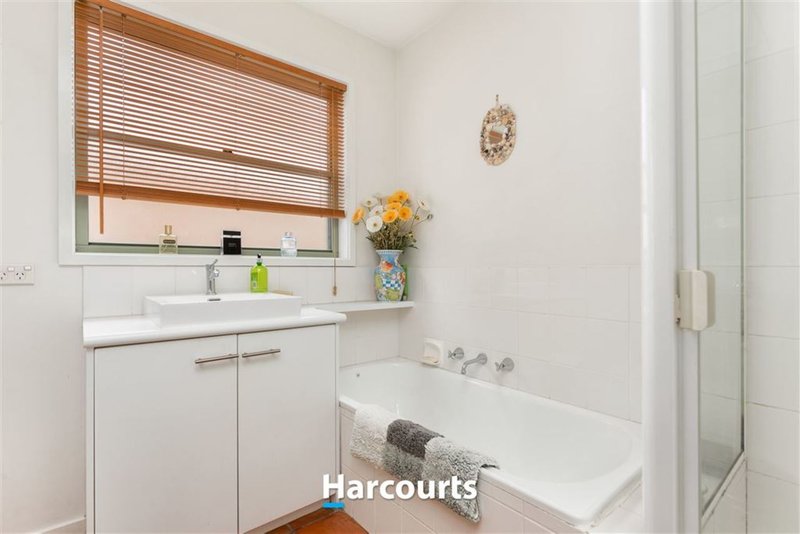 Photo - 102 Avebury Drive, Berwick VIC 3806 - Image 11