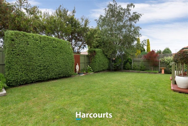 Photo - 102 Avebury Drive, Berwick VIC 3806 - Image 15