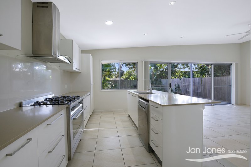 Photo - 102 Eversleigh Rd , Scarborough QLD 4020 - Image 9