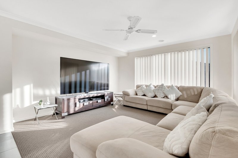 Photo - 102 Golf View Drive, Craigieburn VIC 3064 - Image 10