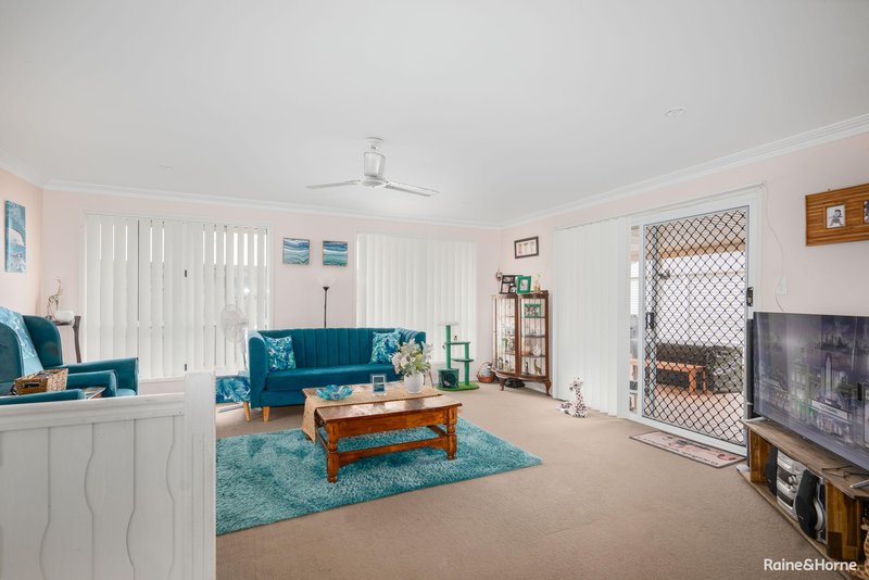 Photo - 102 Honiton Street, Torquay QLD 4655 - Image 4