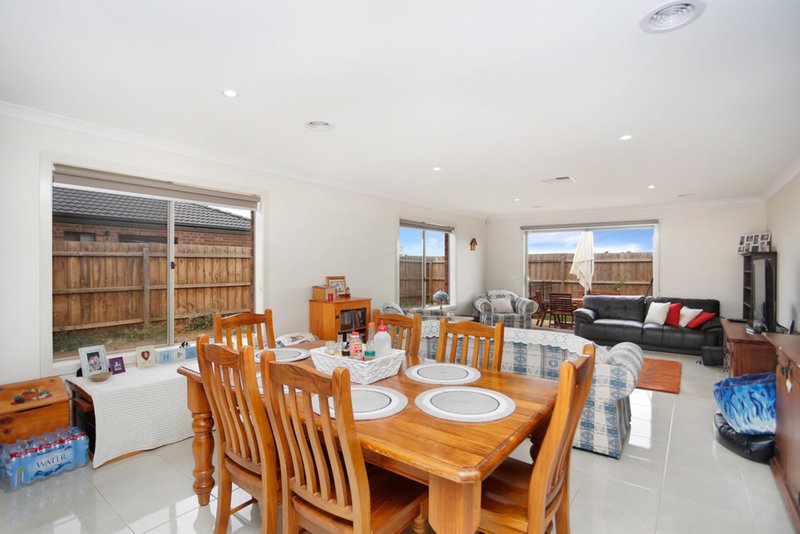 Photo - 102 James Melrose Drive, Brookfield VIC 3338 - Image 3