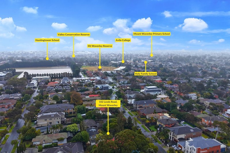 Photo - 102 Leeds Road, Mount Waverley VIC 3149 - Image 2