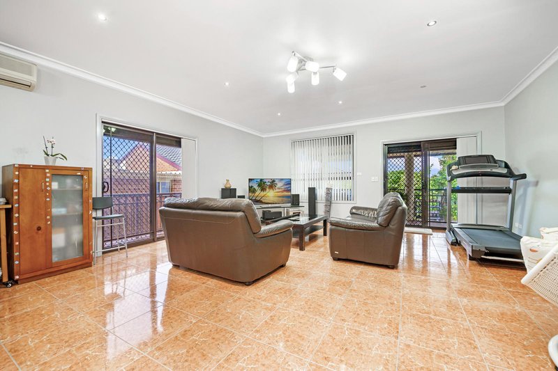 Photo - 102 Neville Street, Smithfield NSW 2164 - Image 2