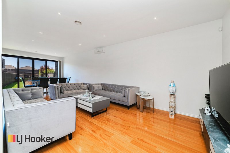 Photo - 102 Newbury Boulevard, Craigieburn VIC 3064 - Image 3