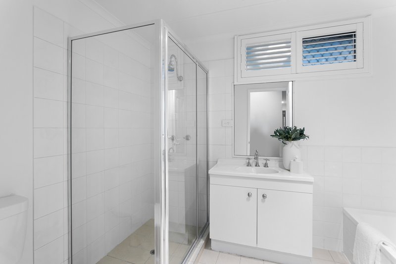 Photo - 102 Scarborough Road, Redcliffe QLD 4020 - Image 12