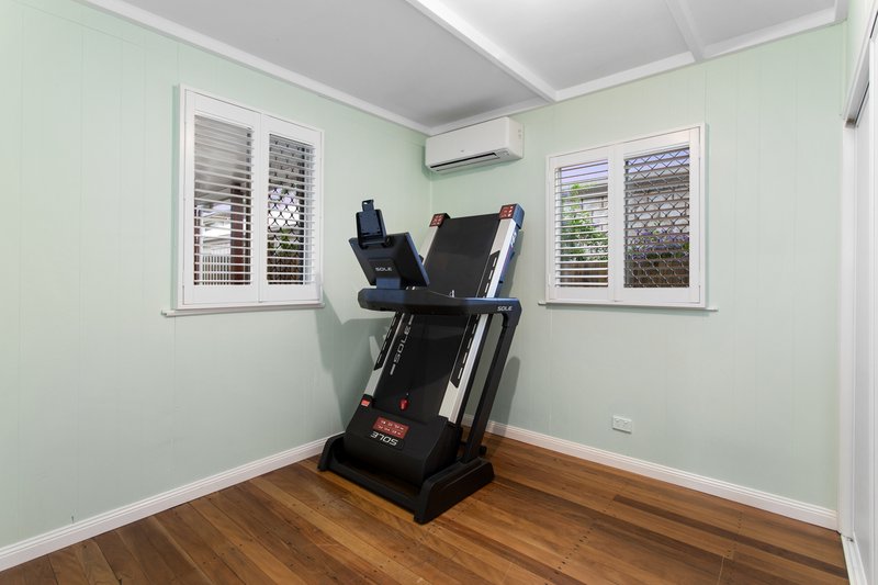 Photo - 102 Scarborough Road, Redcliffe QLD 4020 - Image 13