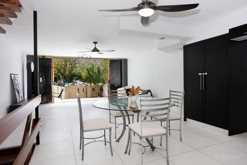 Photo - 10/2 T E Peters Drive, Broadbeach Waters QLD 4218 - Image 7