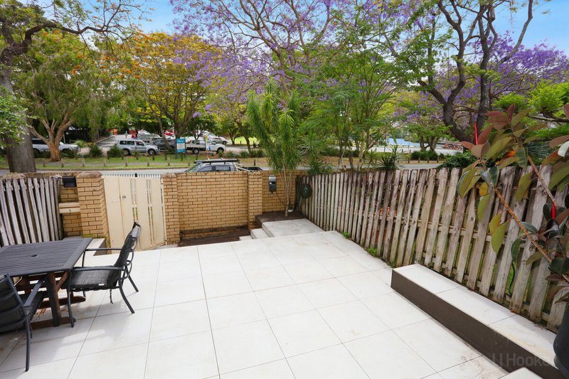 Photo - 10/2 T E Peters Drive, Broadbeach Waters QLD 4218 - Image 9