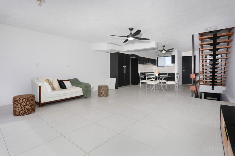 Photo - 10/2 T E Peters Drive, Broadbeach Waters QLD 4218 - Image 11