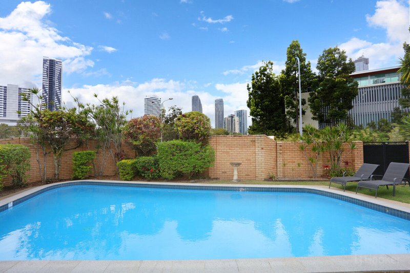 Photo - 10/2 T E Peters Drive, Broadbeach Waters QLD 4218 - Image 24