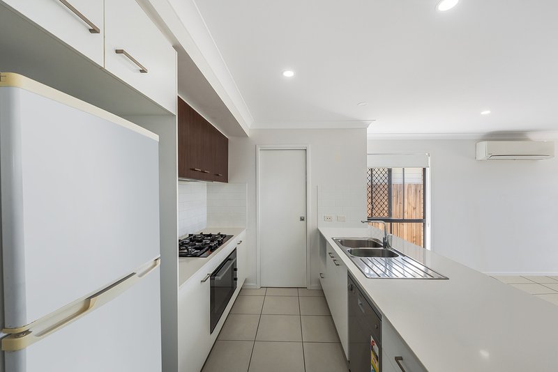 Photo - 102 Watheroo Street, South Ripley QLD 4306 - Image 8