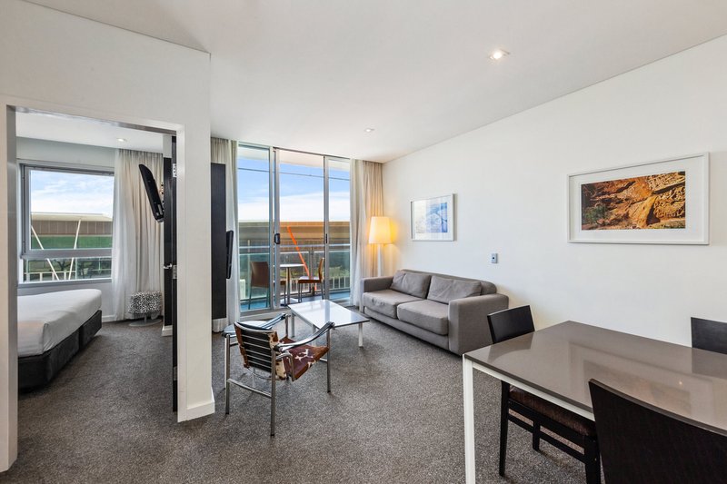 Photo - 102/33 Mounts Bay Road, Perth WA 6000 - Image 4