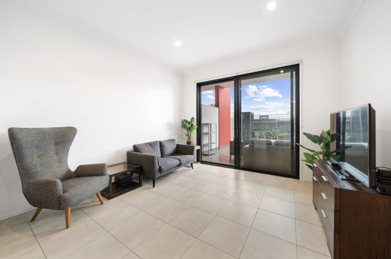 Photo - 102/33 Nundah Street, Nundah QLD 4012 - Image 6