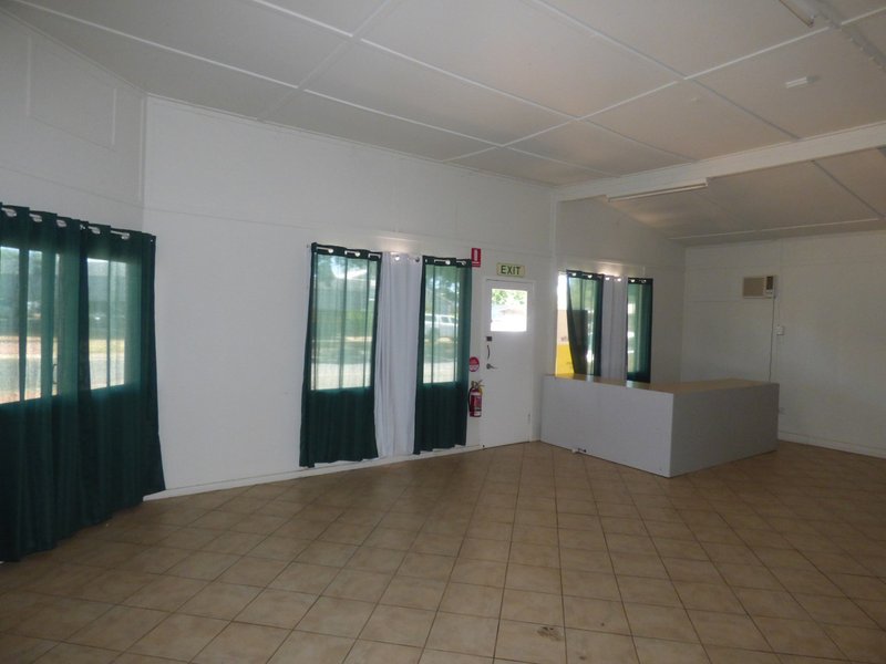 Photo - 102A Victoria Street, St George QLD 4487 - Image 3