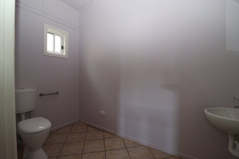 Photo - 102A Victoria Street, St George QLD 4487 - Image 11