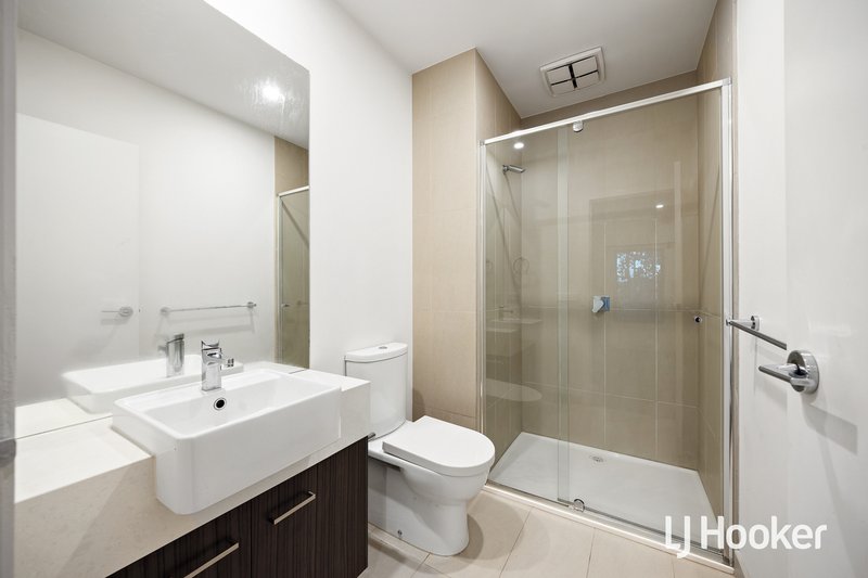 Photo - 103 Waterhaven Boulevard, Point Cook VIC 3030 - Image 7