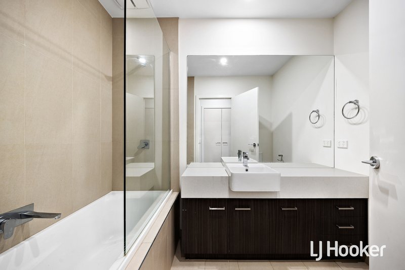 Photo - 103 Waterhaven Boulevard, Point Cook VIC 3030 - Image 9