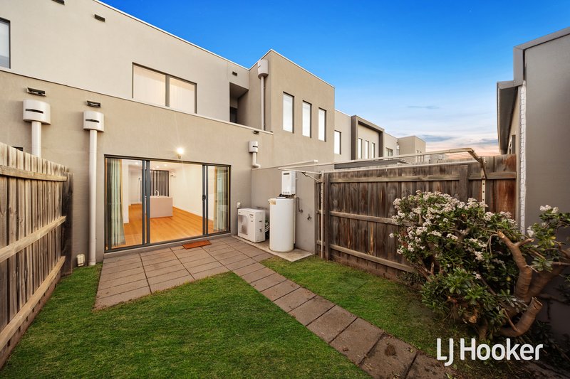 Photo - 103 Waterhaven Boulevard, Point Cook VIC 3030 - Image 11