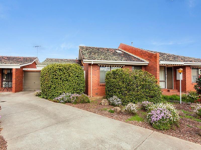 Photo - 10/31-33 Deutgam Street, Werribee VIC 3030 - Image 2