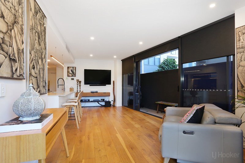 Photo - 103/110-112 Frank Street, Labrador QLD 4215 - Image 12