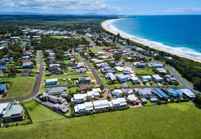 Photo - 10/33-37 Emerald Drive, Diamond Beach NSW 2430 - Image 2