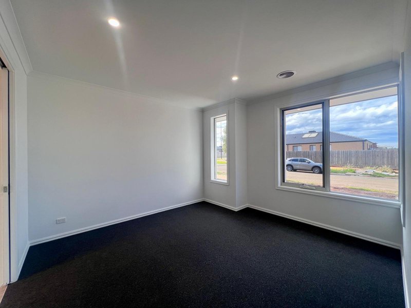 Photo - 104 Albert Drive, Melton South VIC 3338 - Image 2