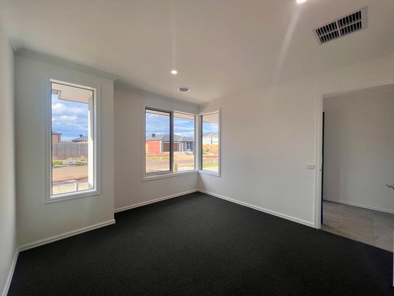 Photo - 104 Albert Drive, Melton South VIC 3338 - Image 3