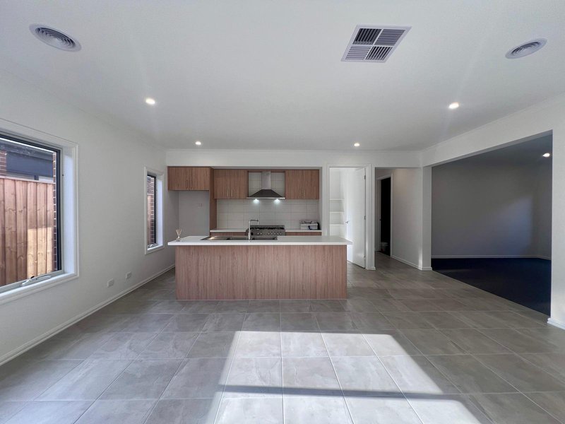 Photo - 104 Albert Drive, Melton South VIC 3338 - Image 8