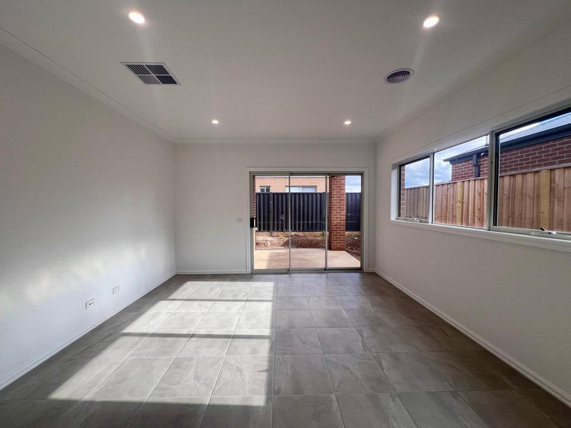 Photo - 104 Albert Drive, Melton South VIC 3338 - Image 9