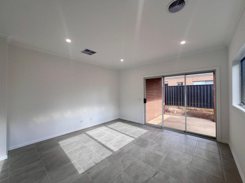 Photo - 104 Albert Drive, Melton South VIC 3338 - Image 10