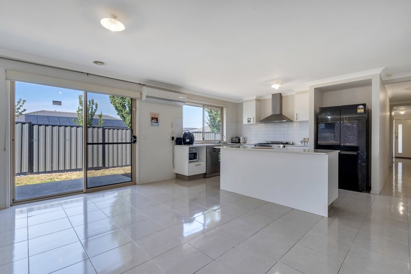 Photo - 104 Biltmore Crescent, Roxburgh Park VIC 3064 - Image 3