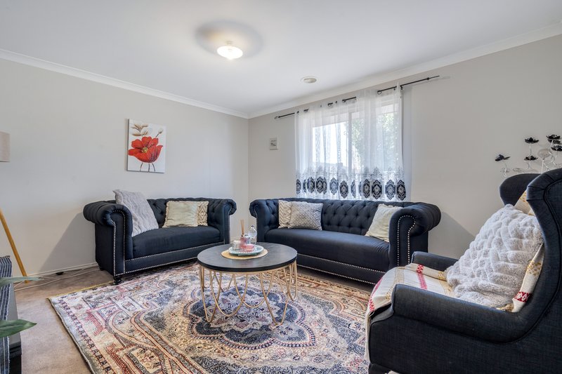 Photo - 104 Biltmore Crescent, Roxburgh Park VIC 3064 - Image 5