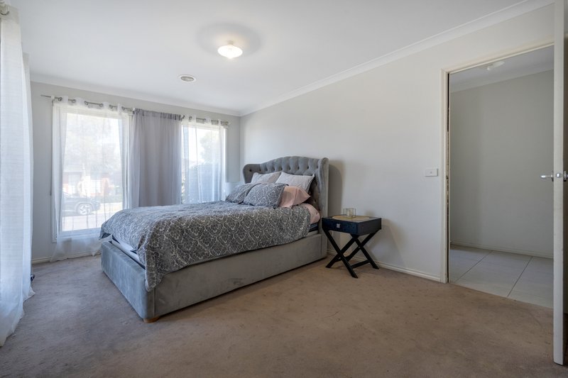 Photo - 104 Biltmore Crescent, Roxburgh Park VIC 3064 - Image 6