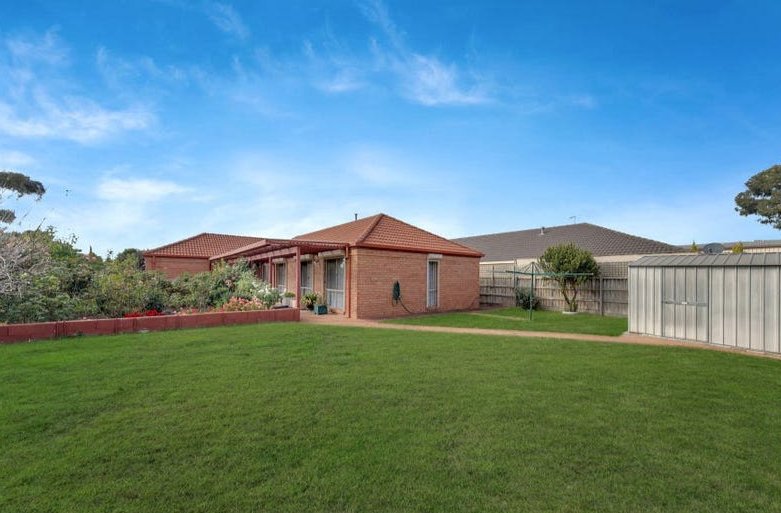 Photo - 104 Bridgewater Road, Craigieburn VIC 3064 - Image 2