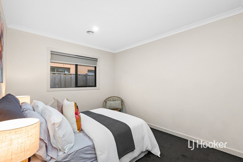 Photo - 104 Grassbird Drive, Point Cook VIC 3030 - Image 9