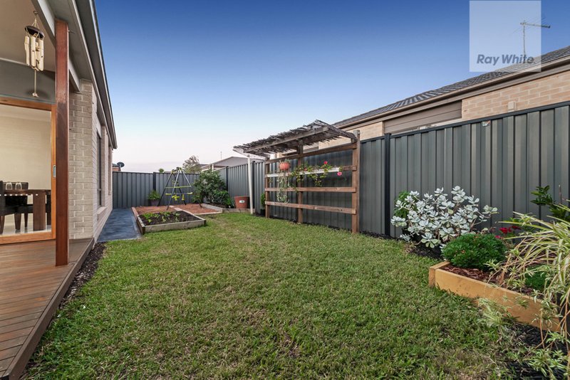 Photo - 104 Huntington Drive, Craigieburn VIC 3064 - Image 14