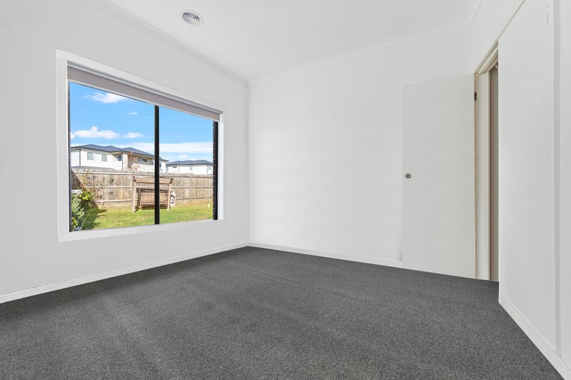 Photo - 104 Marriott Boulevard, Weir Views VIC 3338 - Image 10