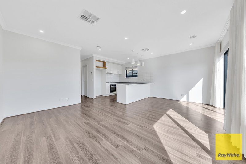 Photo - 104 Medallion Boulevard, Tarneit VIC 3029 - Image 3
