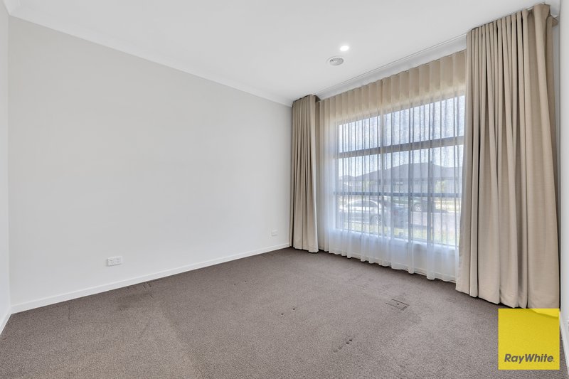 Photo - 104 Medallion Boulevard, Tarneit VIC 3029 - Image 4