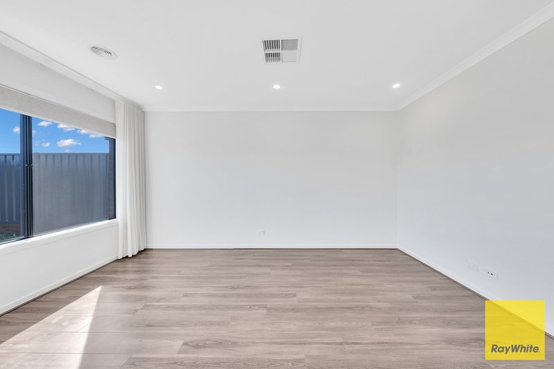Photo - 104 Medallion Boulevard, Tarneit VIC 3029 - Image 5