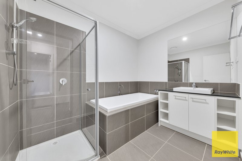Photo - 104 Medallion Boulevard, Tarneit VIC 3029 - Image 9