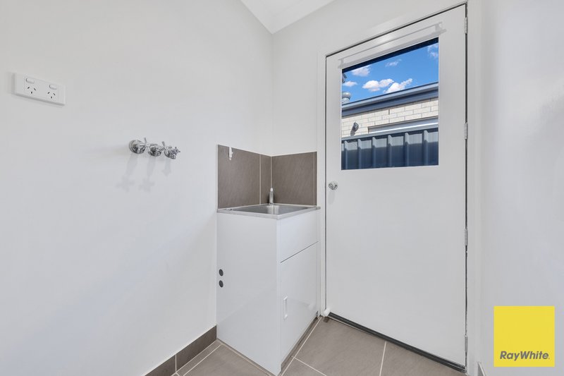 Photo - 104 Medallion Boulevard, Tarneit VIC 3029 - Image 10