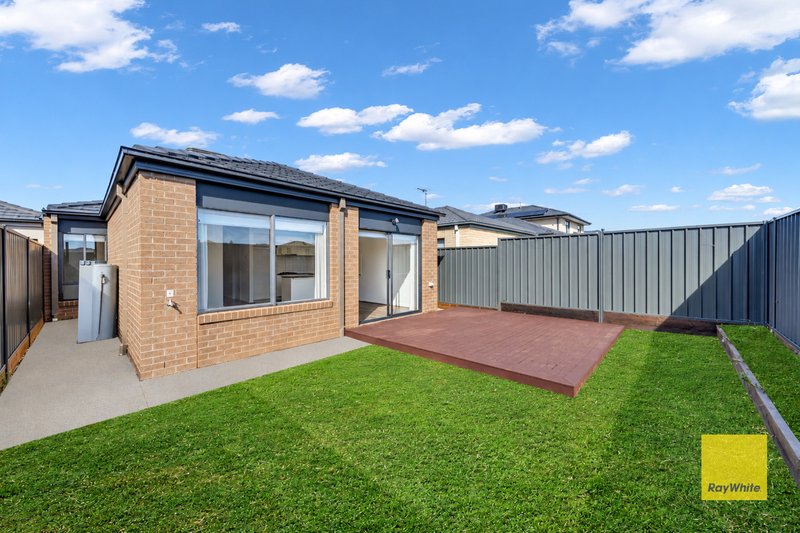Photo - 104 Medallion Boulevard, Tarneit VIC 3029 - Image 11