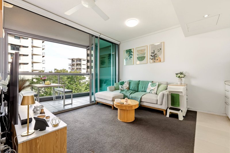 Photo - 10412/8 Harbour Road, Hamilton QLD 4007 - Image 2