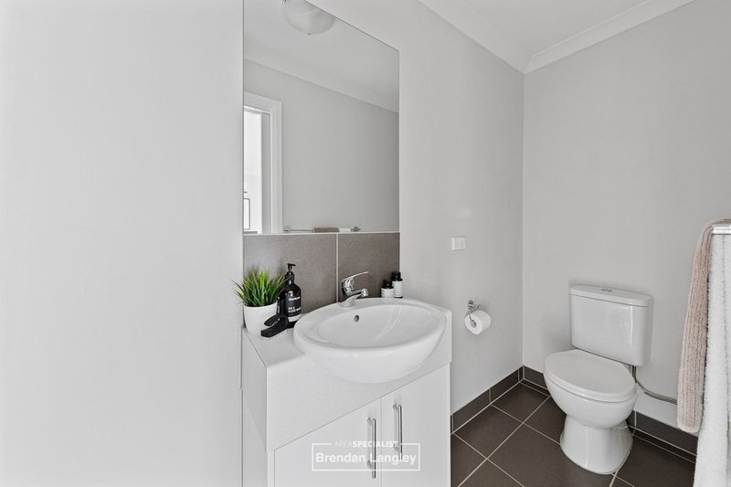 Photo - 104/141 Windermere Boulevard, Pakenham VIC 3810 - Image 14