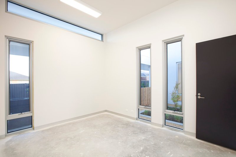 Photo - 1042 Howitt Street, Wendouree VIC 3355 - Image 6