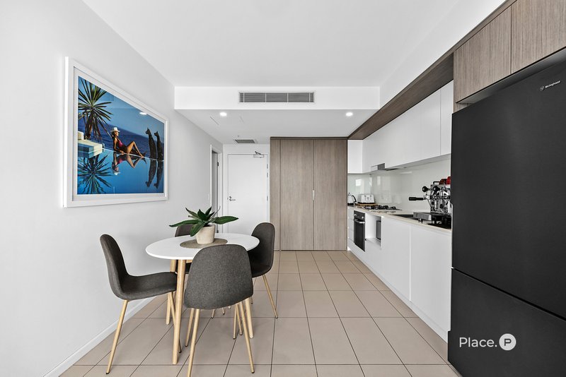 Photo - 1049/123 Cavendish Road, Coorparoo QLD 4151 - Image 1