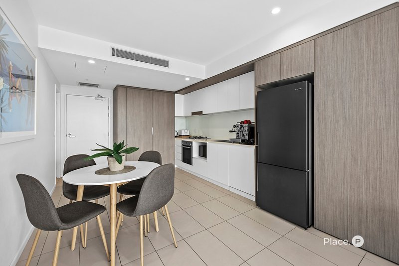 Photo - 1049/123 Cavendish Road, Coorparoo QLD 4151 - Image 4